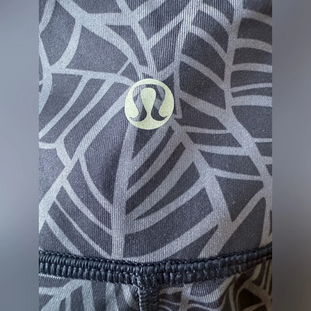 Lululemon Women's Size 8 Purple Leaf Print Cropped Low‎ Rise Athletic Leggings